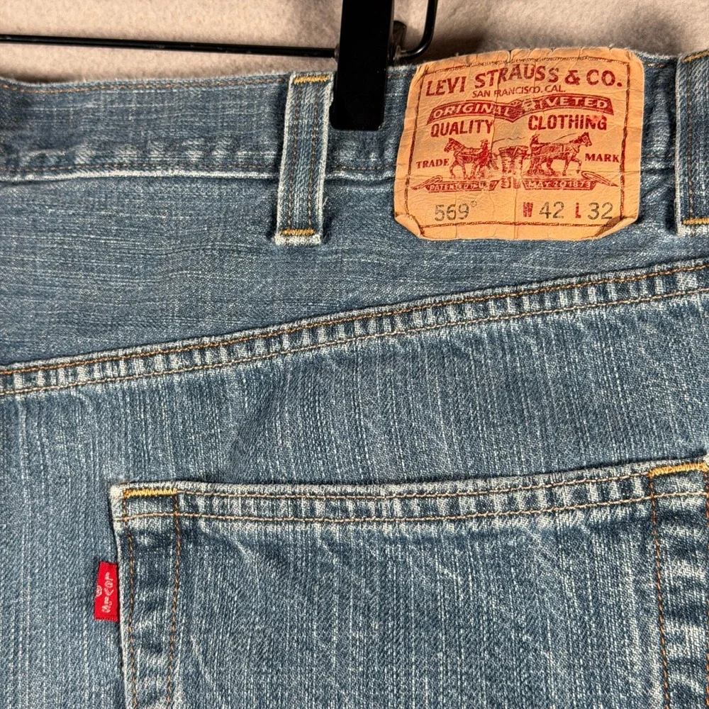 Levis 569 Loose Straight Jeans Mens 42x32 Light Wash Blue Denim 005692450